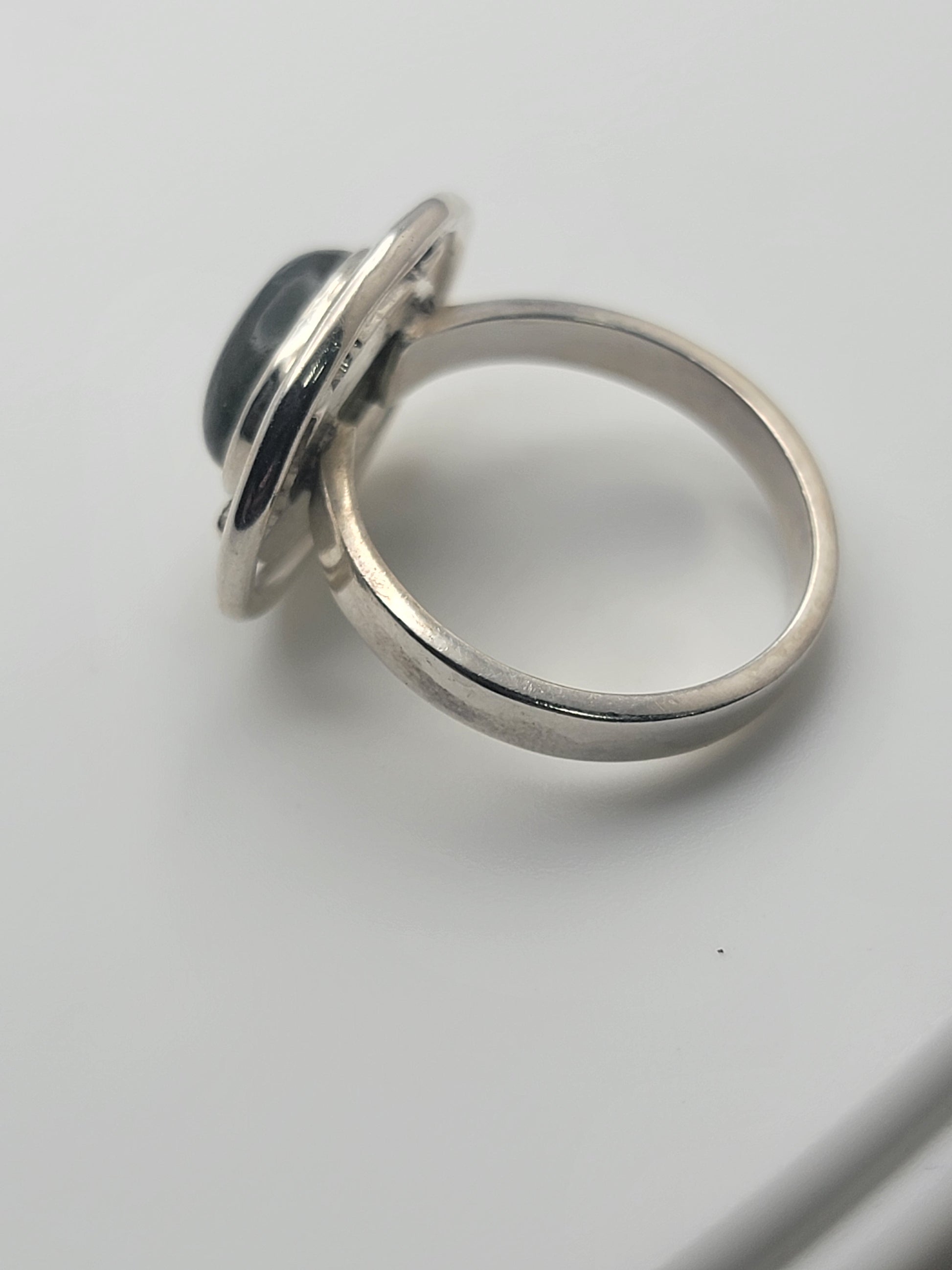 Side view of the Labradorite Ring 925 Sterling Silver Statement Ring, highlighting its intricate design. A perfect addition to any collection of casual jewelry, this ring makes a fantastic Gift for Her or Gift for Him and serves as a stunning statement ring in 925 Sterling Silver.