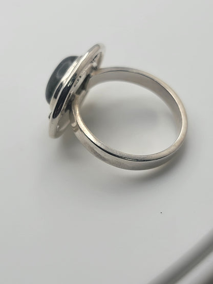 Side view of the Labradorite Ring 925 Sterling Silver Statement Ring, highlighting its intricate design. A perfect addition to any collection of casual jewelry, this ring makes a fantastic Gift for Her or Gift for Him and serves as a stunning statement ring in 925 Sterling Silver.