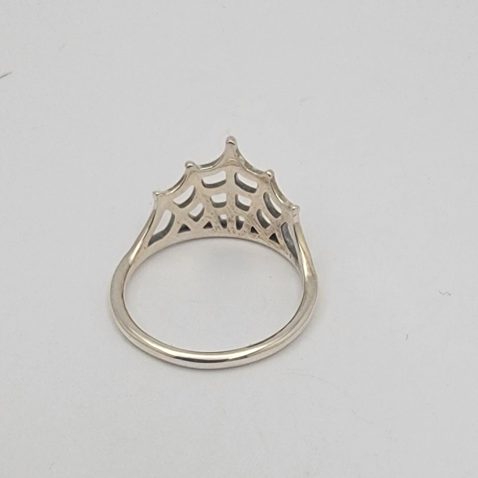 Sterling silver size 7 ring with open fan-shaped lattice design and oxidized detailing, 1.5 mm band