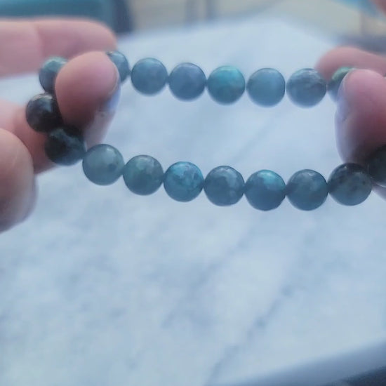 A video demonstrating the stretchiness of a green gemstone stretch bracelet