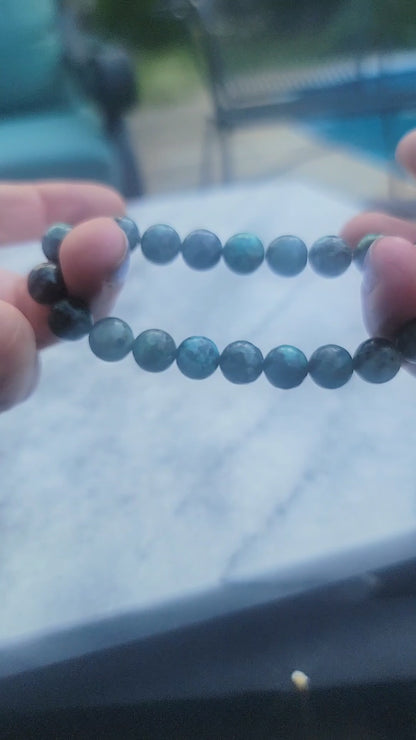 A video demonstrating the stretchiness of a green gemstone stretch bracelet